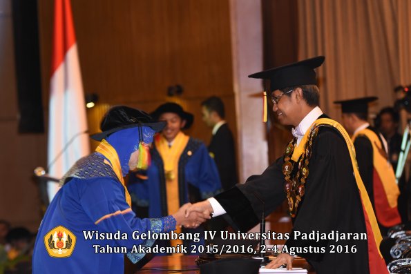 Wisuda Unpad Gel IV TA 2015_2016 Fakultas M.I. P.A Oleh Rektor -195