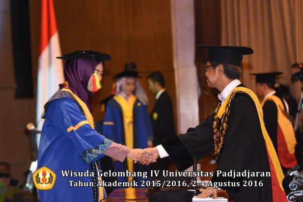 Wisuda Unpad Gel IV TA 2015_2016 Fakultas M.I. P.A Oleh Rektor -197