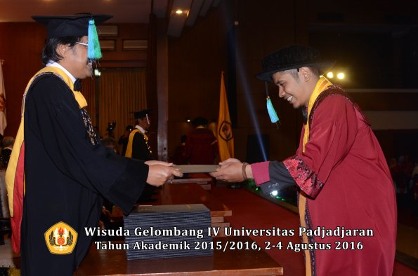 Wisuda Unpad Gel IV TA 2015_2016 Fakultas Perikanan Dan Ilmu Kelautan Oleh Dekan -003