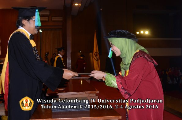 Wisuda Unpad Gel IV TA 2015_2016 Fakultas Perikanan Dan Ilmu Kelautan Oleh Dekan -041