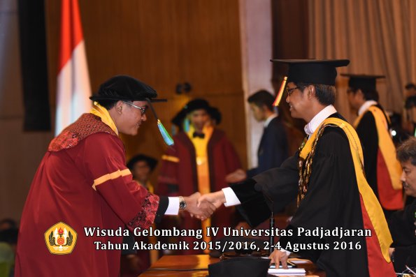 Wisuda Unpad Gel IV TA 2015_2016 Fakultas Perikanan Dan Ilmu Kelautan Oleh Rektor -002