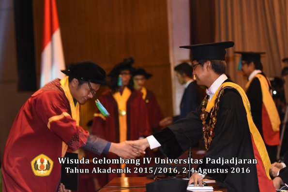 Wisuda Unpad Gel IV TA 2015_2016 Fakultas Perikanan Dan Ilmu Kelautan Oleh Rektor -004