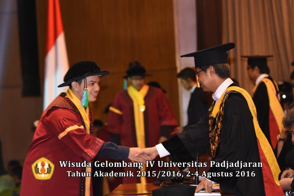 Wisuda Unpad Gel IV TA 2015_2016 Fakultas Perikanan Dan Ilmu Kelautan Oleh Rektor -011