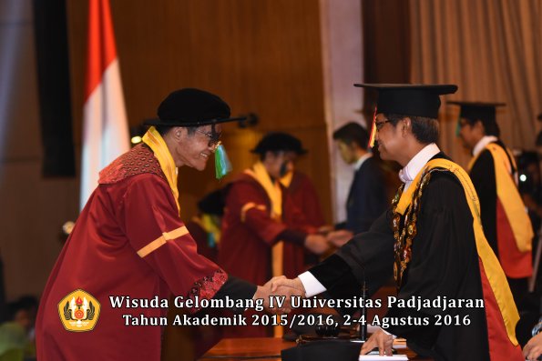 Wisuda Unpad Gel IV TA 2015_2016 Fakultas Perikanan Dan Ilmu Kelautan Oleh Rektor -013