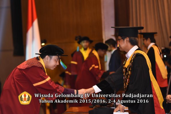 Wisuda Unpad Gel IV TA 2015_2016 Fakultas Perikanan Dan Ilmu Kelautan Oleh Rektor -014