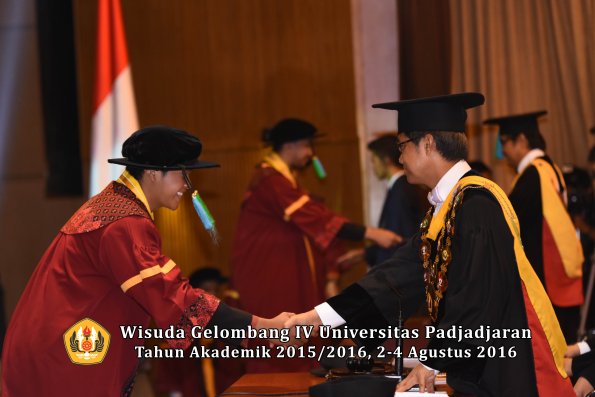 Wisuda Unpad Gel IV TA 2015_2016 Fakultas Perikanan Dan Ilmu Kelautan Oleh Rektor -015