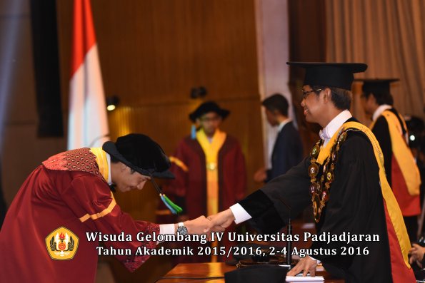 Wisuda Unpad Gel IV TA 2015_2016 Fakultas Perikanan Dan Ilmu Kelautan Oleh Rektor -019