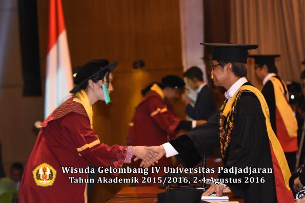 Wisuda Unpad Gel IV TA 2015_2016 Fakultas Perikanan Dan Ilmu Kelautan Oleh Rektor -022