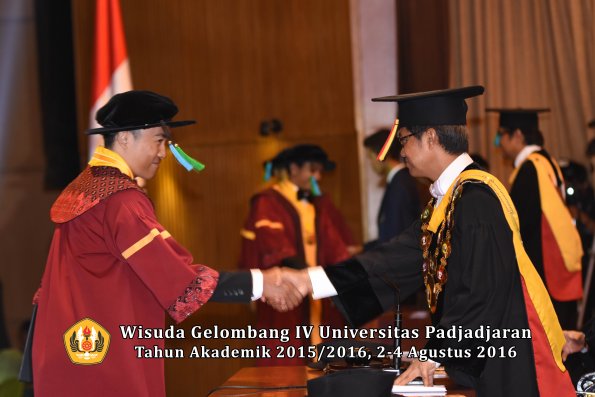 Wisuda Unpad Gel IV TA 2015_2016 Fakultas Perikanan Dan Ilmu Kelautan Oleh Rektor -023