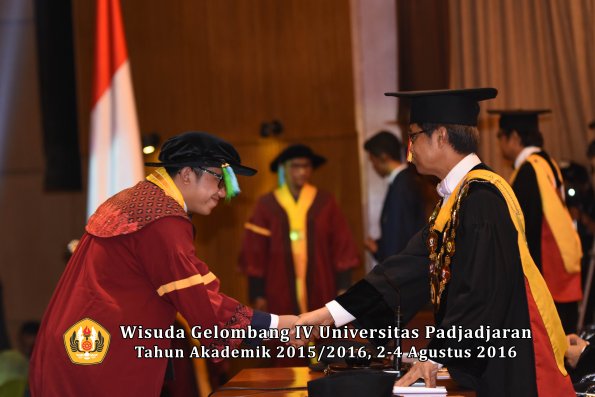 Wisuda Unpad Gel IV TA 2015_2016 Fakultas Perikanan Dan Ilmu Kelautan Oleh Rektor -025