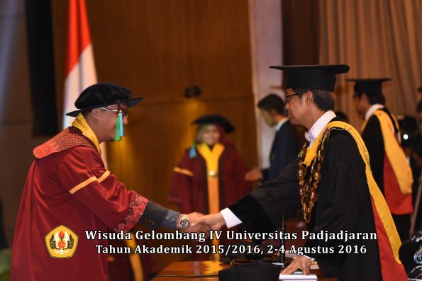 Wisuda Unpad Gel IV TA 2015_2016 Fakultas Perikanan Dan Ilmu Kelautan Oleh Rektor -026