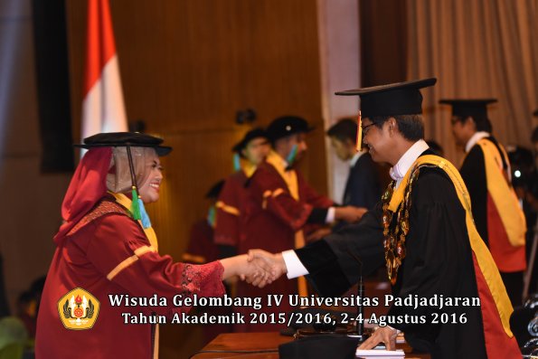 Wisuda Unpad Gel IV TA 2015_2016 Fakultas Perikanan Dan Ilmu Kelautan Oleh Rektor -027