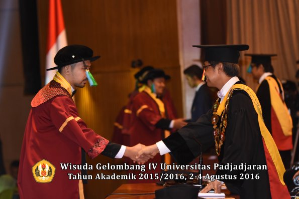 Wisuda Unpad Gel IV TA 2015_2016 Fakultas Perikanan Dan Ilmu Kelautan Oleh Rektor -028
