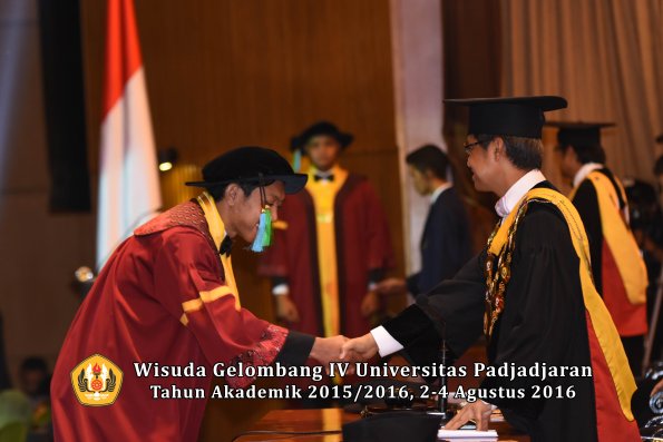 Wisuda Unpad Gel IV TA 2015_2016 Fakultas Perikanan Dan Ilmu Kelautan Oleh Rektor -030