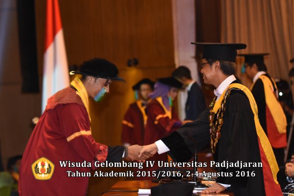 Wisuda Unpad Gel IV TA 2015_2016 Fakultas Perikanan Dan Ilmu Kelautan Oleh Rektor -033