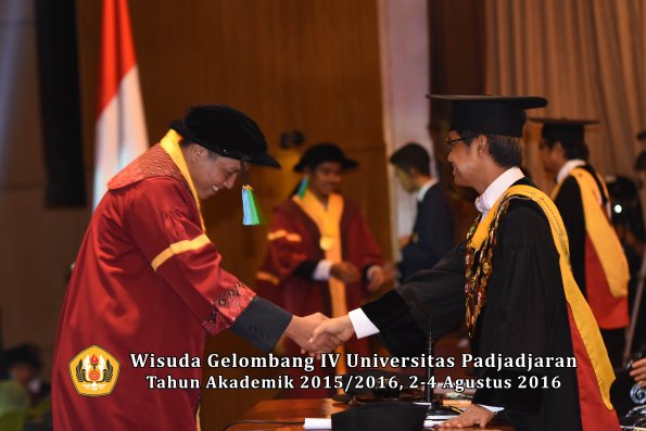 Wisuda Unpad Gel IV TA 2015_2016 Fakultas Perikanan Dan Ilmu Kelautan Oleh Rektor -036