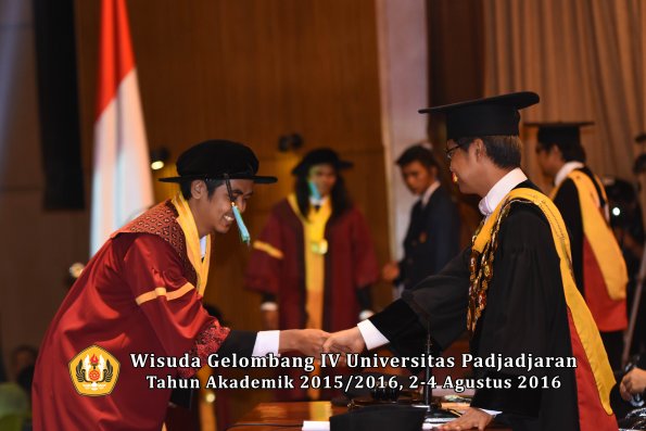Wisuda Unpad Gel IV TA 2015_2016 Fakultas Perikanan Dan Ilmu Kelautan Oleh Rektor -037
