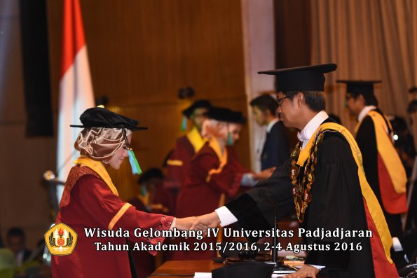 Wisuda Unpad Gel IV TA 2015_2016 Fakultas Perikanan Dan Ilmu Kelautan Oleh Rektor -043