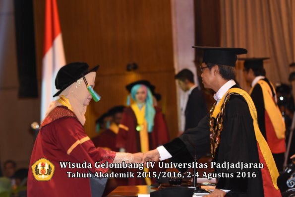 Wisuda Unpad Gel IV TA 2015_2016 Fakultas Perikanan Dan Ilmu Kelautan Oleh Rektor -051