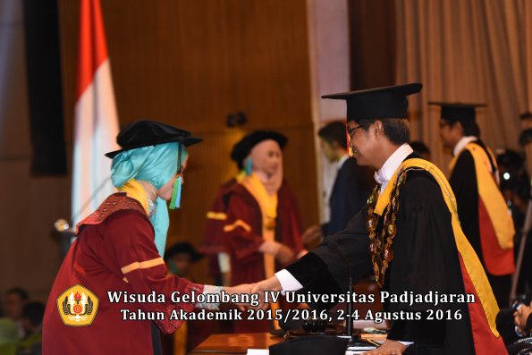 Wisuda Unpad Gel IV TA 2015_2016 Fakultas Perikanan Dan Ilmu Kelautan Oleh Rektor -052