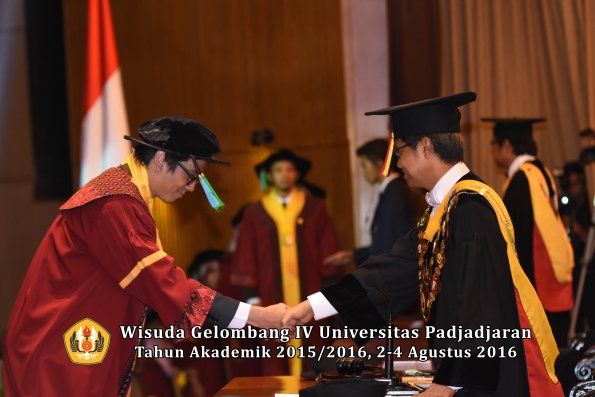 Wisuda Unpad Gel IV TA 2015_2016 Fakultas Perikanan Dan Ilmu Kelautan Oleh Rektor -055