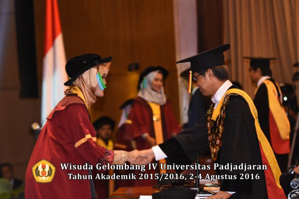Wisuda Unpad Gel IV TA 2015_2016 Fakultas Perikanan Dan Ilmu Kelautan Oleh Rektor -057