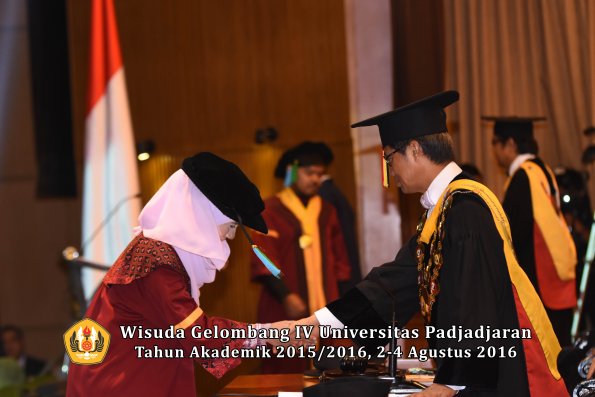 Wisuda Unpad Gel IV TA 2015_2016 Fakultas Perikanan Dan Ilmu Kelautan Oleh Rektor -060