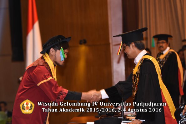 Wisuda Unpad Gel IV TA 2015_2016 Fakultas Perikanan Dan Ilmu Kelautan Oleh Rektor -061