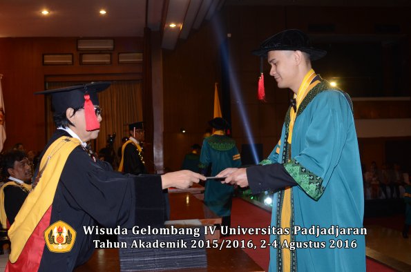 Wisuda Unpad Gel IV TA 2015_2016 Fakultas Hukum  Oleh Dekan-018