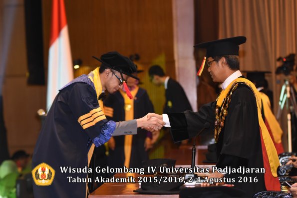 Wisuda Unpad Gel IV TA 2015_2016 Fakultas Hukum  Oleh Rektor-001