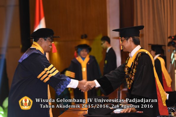 Wisuda Unpad Gel IV TA 2015_2016 Fakultas Hukum  Oleh Rektor-006