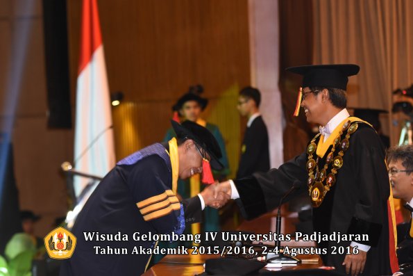 Wisuda Unpad Gel IV TA 2015_2016 Fakultas Hukum  Oleh Rektor-008