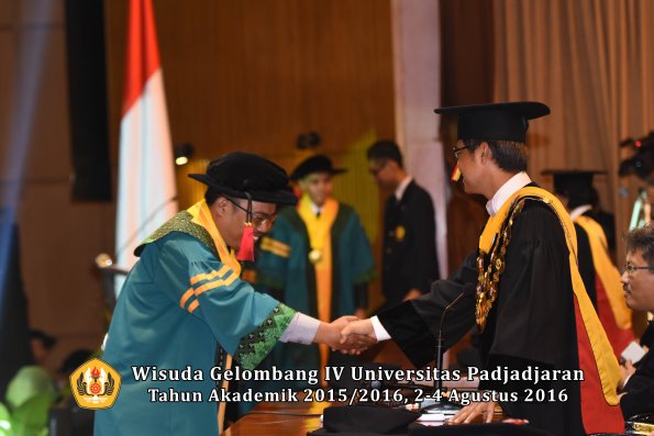 Wisuda Unpad Gel IV TA 2015_2016 Fakultas Hukum  Oleh Rektor-010