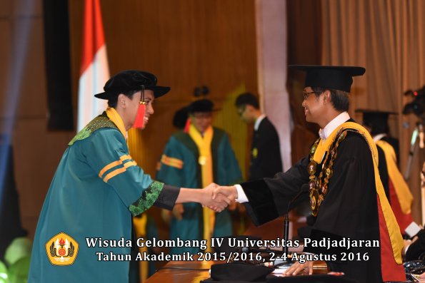 Wisuda Unpad Gel IV TA 2015_2016 Fakultas Hukum  Oleh Rektor-011