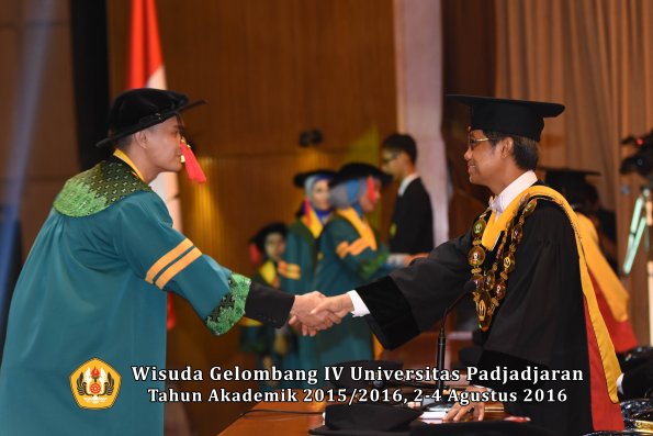 Wisuda Unpad Gel IV TA 2015_2016 Fakultas Hukum  Oleh Rektor-018