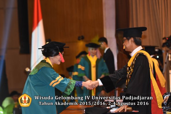 Wisuda Unpad Gel IV TA 2015_2016 Fakultas Hukum  Oleh Rektor-033