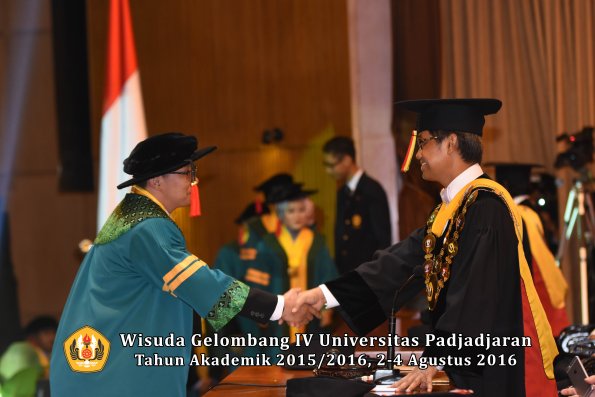 Wisuda Unpad Gel IV TA 2015_2016 Fakultas Hukum  Oleh Rektor-035