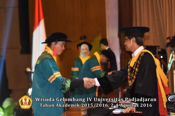 Wisuda Unpad Gel IV TA 2015_2016 Fakultas Hukum  Oleh Rektor-047