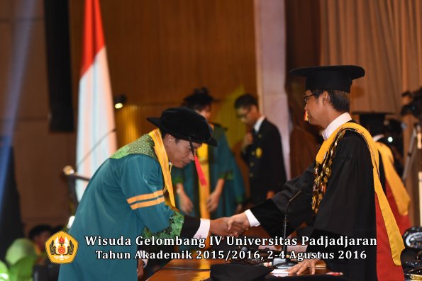 Wisuda Unpad Gel IV TA 2015_2016 Fakultas Hukum  Oleh Rektor-051