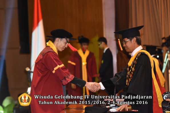 Wisuda Unpad Gel IV TA 2015_2016 Fakultas Hukum  Oleh Rektor-056