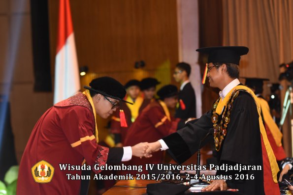 Wisuda Unpad Gel IV TA 2015_2016 Fakultas Hukum  Oleh Rektor-059
