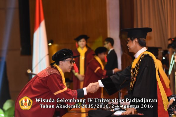 Wisuda Unpad Gel IV TA 2015_2016 Fakultas Hukum  Oleh Rektor-060