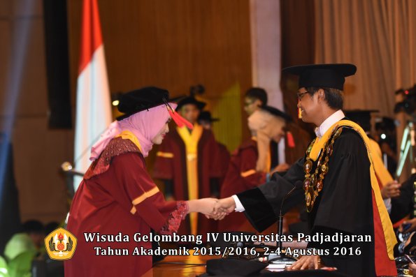 Wisuda Unpad Gel IV TA 2015_2016 Fakultas Hukum  Oleh Rektor-069