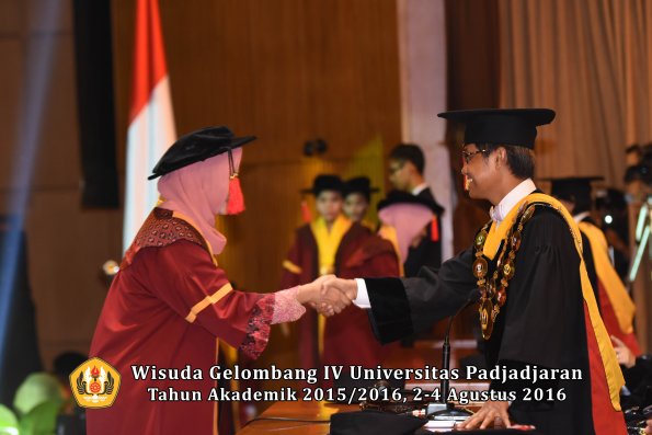 Wisuda Unpad Gel IV TA 2015_2016 Fakultas Hukum  Oleh Rektor-080