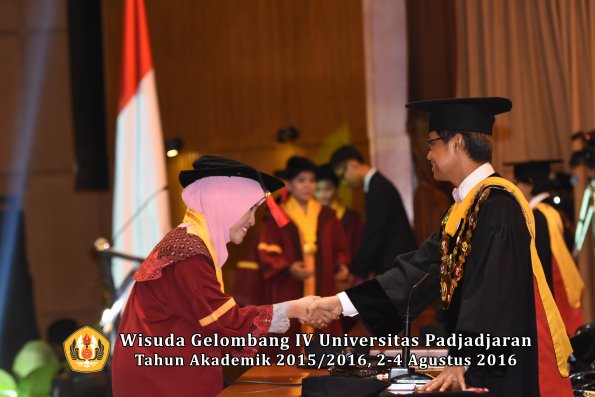 Wisuda Unpad Gel IV TA 2015_2016 Fakultas Hukum  Oleh Rektor-081