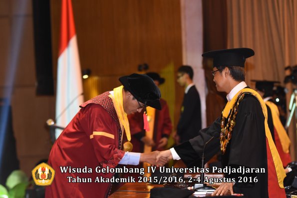 Wisuda Unpad Gel IV TA 2015_2016 Fakultas Hukum  Oleh Rektor-084
