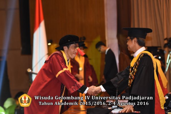 Wisuda Unpad Gel IV TA 2015_2016 Fakultas Hukum  Oleh Rektor-085