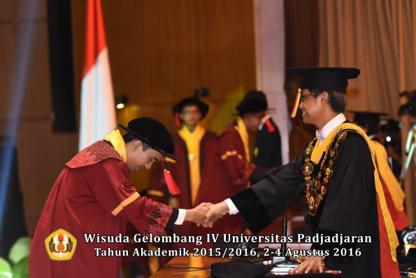 Wisuda Unpad Gel IV TA 2015_2016 Fakultas Hukum  Oleh Rektor-087