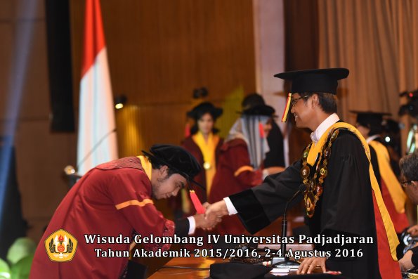 Wisuda Unpad Gel IV TA 2015_2016 Fakultas Hukum  Oleh Rektor-093
