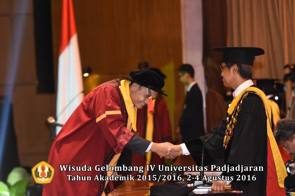 Wisuda Unpad Gel IV TA 2015_2016 Fakultas Hukum  Oleh Rektor-107